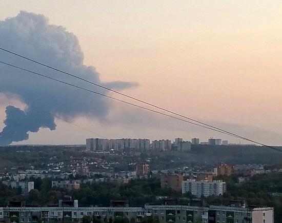 Ангар горит промзоне  «Кудьминская», столб дыма видно в Нижнем Новгороде