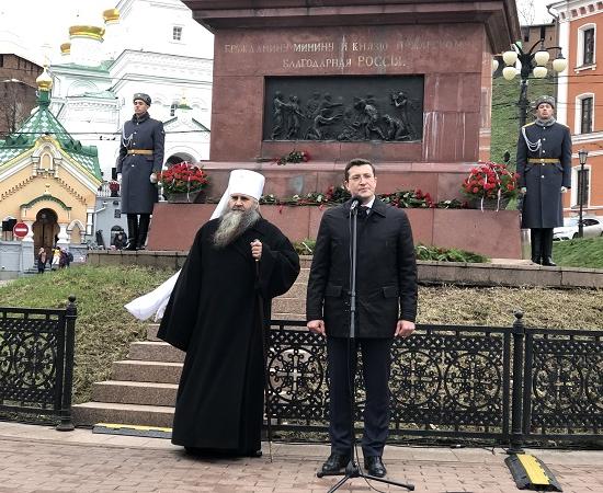 Губернатор Никитин, мэр Панов, сенаторы и депутаты возложили цветы к памятнику Минину и Пожарскому в Нижнем Новгороде