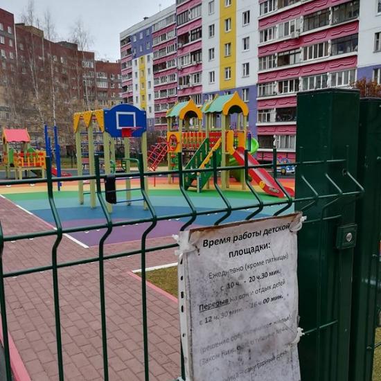 Собственники ограничили вход на детскую площадку, открытую с помпой в Нижнем Новгороде