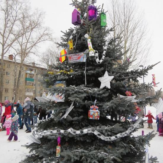 Голубую ель вынужденно срубили в Нижнем Новгороде, установив ее в сквере на праздник
