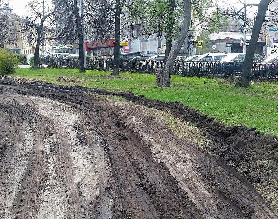 Транспортом обезображен газон в сквере имени Горького  Нижнего Новгорода