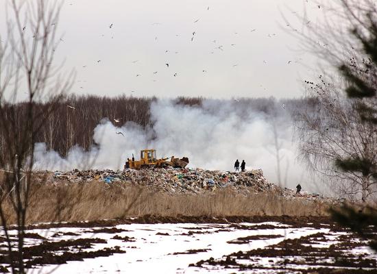 Инспекторы Росприроднадзора работают на загоревшемся полигоне ТКО в Нижегородской области