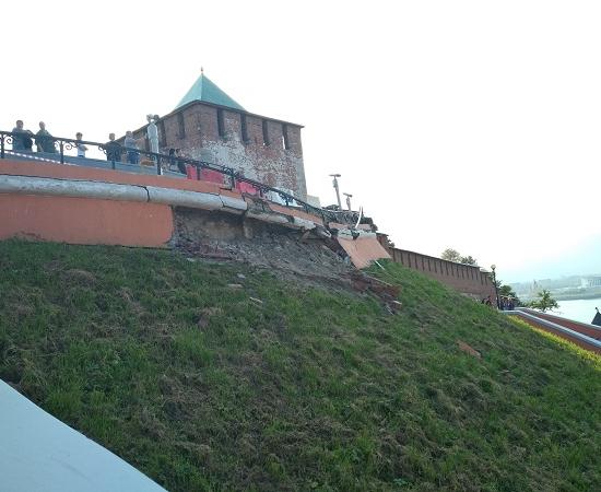 Обрушилась облицовка стены Чкаловской лестницы в Нижнем Новгороде