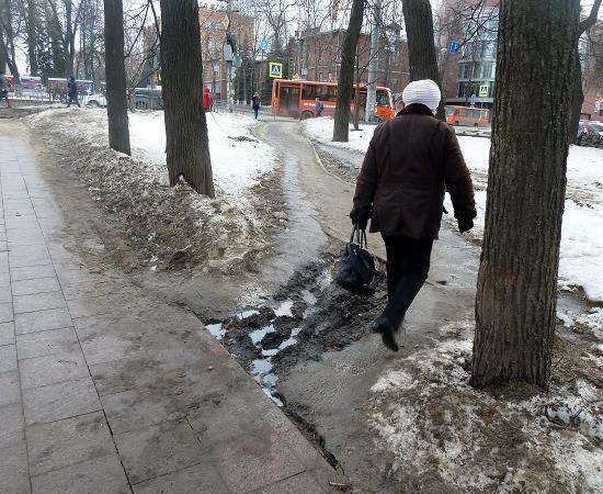 Сошел снег, и стали видны следы первого этапа благоустройства сквера имени 1905 года в Нижнем Новгороде