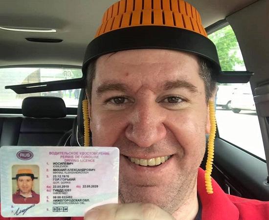 ГИБДД выдала нижегородцу водительские права, сфотографировав с дуршлагом на голове