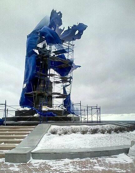 Шквалистый ветер создал перфоманс, привлекая внимание нижегородцев к памятнику Чкалову