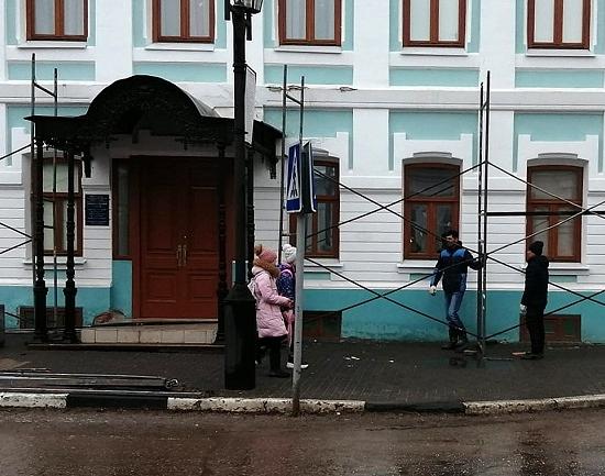  После запроса KozaPress начато устранение дефектов реставрации музея в Городце