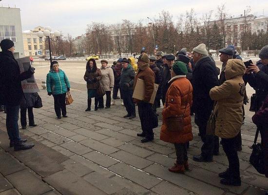 Пикетчика администрации Дзержинска, возле которого собрались граждане, задержала полиция