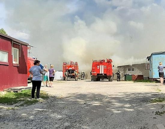 Пожарный поезд привлечен для тушения пожара на складе с полиэтиленом в Дзержинске
