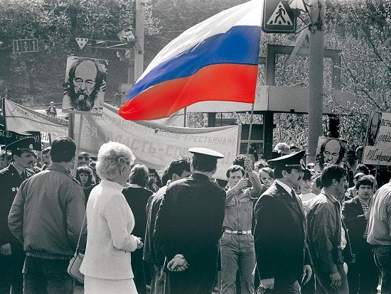 Тридцать лет назад, впервые выйдя с российским флагом на улицу в Горьком, демонстранты оказались под судом