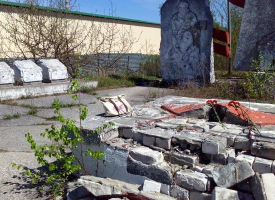 Мемориал труженикам крупнейшего производителя противогазов в годы войны был заброшен в Дзержинске