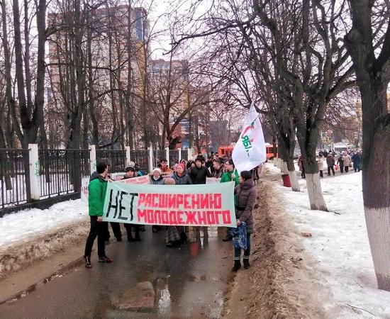 Около 100 человек участвовали в шествии против расширения проспекта Молодежный в Нижнем Новгороде