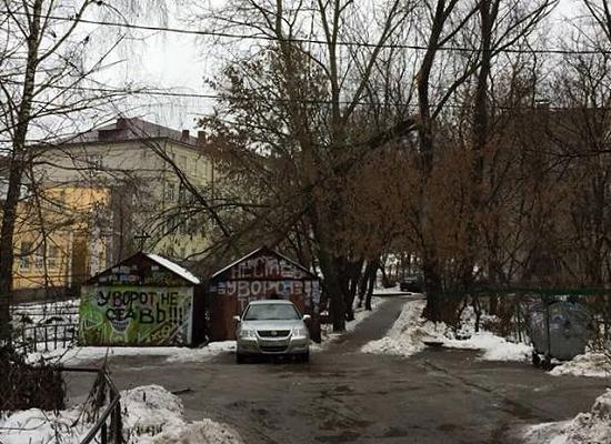 Сломанное дерево с начала учебного года угрожает жизни и здоровью детей школы №30 Нижнего Новгорода