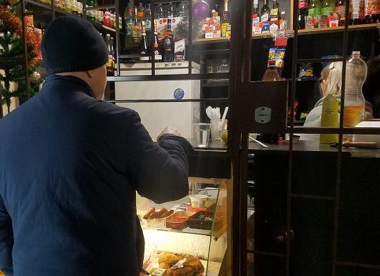Нелегальные «разливайки» свободно торгуют алкоголем в Автозаводском районе Нижнего Новгорода