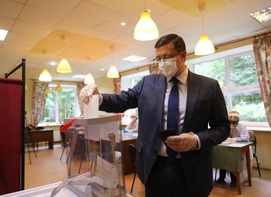 Никитин и его супруга досрочно проголосовали на выборах депутатов думы Нижнего Новгорода