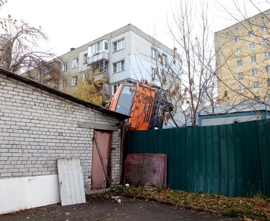 Обнародованы официальные комментарии о падении автокрана на детсад-ясли в Нижнем Новгороде