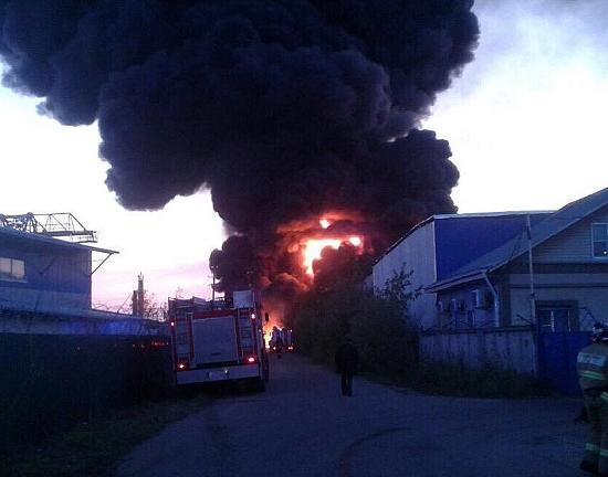 Пять зданий и три автомобиля горят в поселке Дружном Нижегородской области