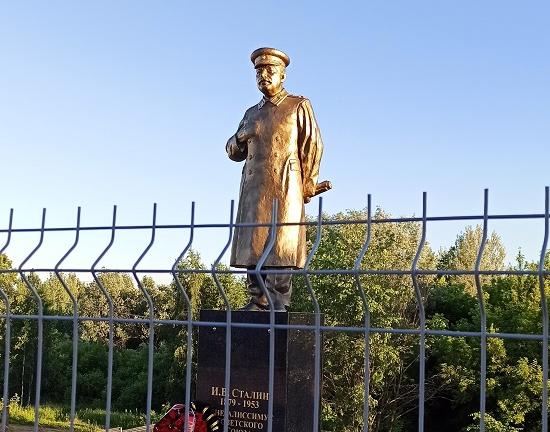 Памятник Сталину открыли на Бору при скоплении сотен нижегородцев