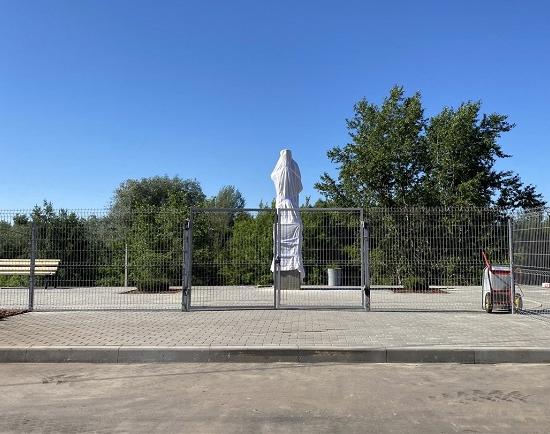 Памятник Сталину на Бору поставили за решеткой с амбарным замком