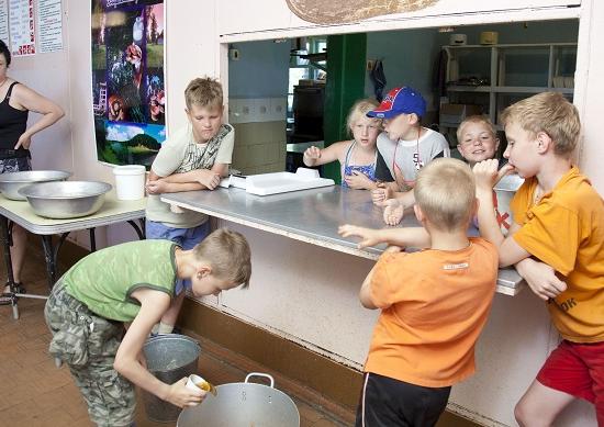 Все дети из многодетных семей, учащиеся кадетских и коррекционных классов пока продолжат бесплатно питаться  в школах Нижнего Новгорода