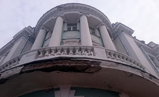 Ухудшилось состояние балкона дома на площади Минина в Нижнем Новгороде