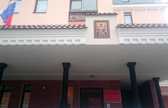  Нижегородский районный суд встречает граждан православными иконами на фасаде