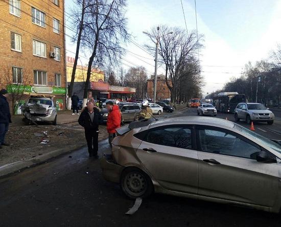 ДТП с выездом на тротуар снова произошло в Нижнем Новгороде
