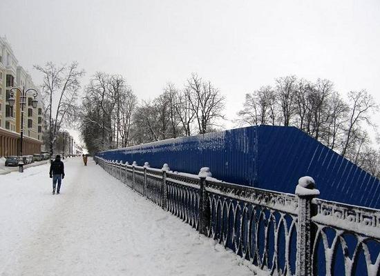 Строительный забор установлен в Александровском саду Нижнего Новгорода, где строить было нельзя