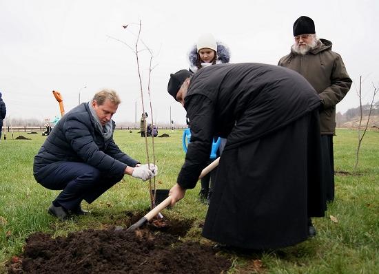 В память о жертвах Октябрьской революции посажены клены в Православном парке Нижнего Новгорода