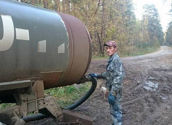 Ассенизаторы сливают фекалии цистернами в Зеленом городе Нижнего Новгорода