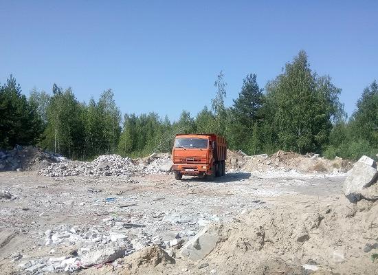 Мусоровозы продолжают безнаказанно заваливать строительными отходами Сормово Нижнего Новгорода
