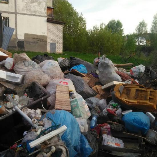 С улиц Заволжья впервые за месяц вывозят горы бытового мусора