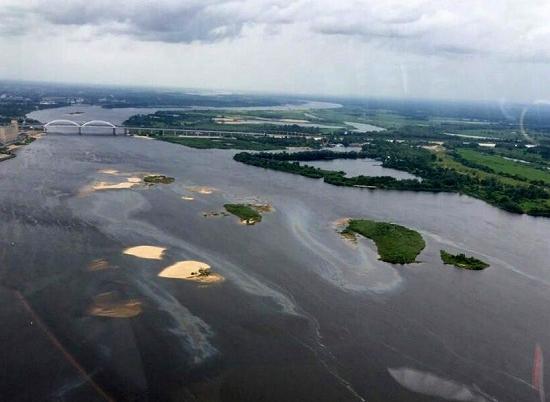 Крупными нефтяными пятнами снова покрыта акватория Волги возле Нижнего Новгорода