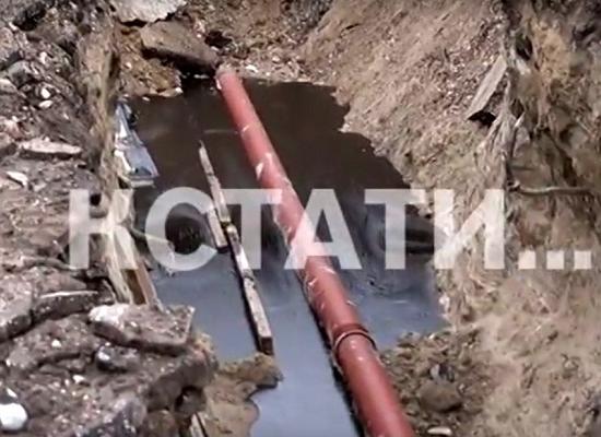 Черная горючая жидкость заполнила траншею, выкопанную в Сормове Нижнего Новгорода