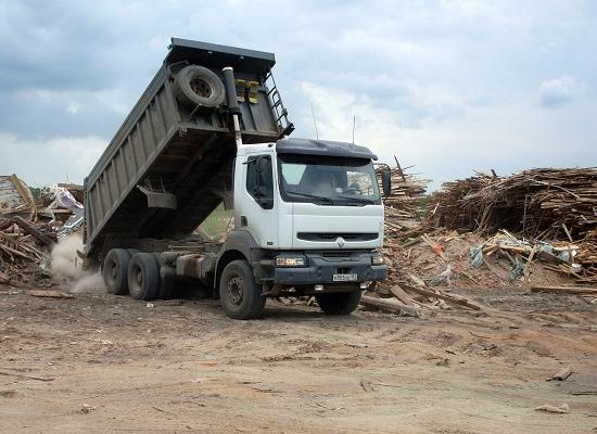 Строительные отходы нелегально сваливают грузовиками возле торфяных болот в Нижнем Новгороде