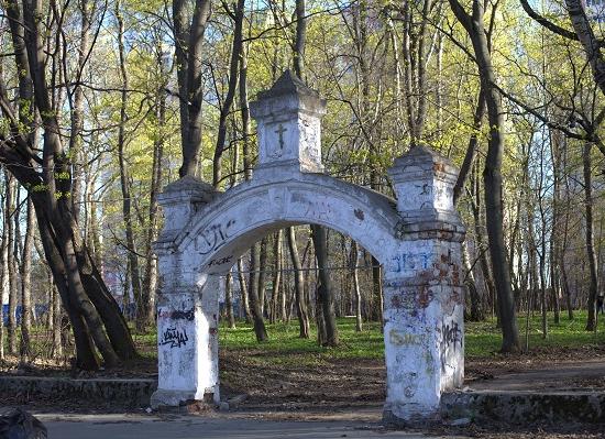 Нижегородские активисты прибрались на разоренном кладбище, где теперь сквер