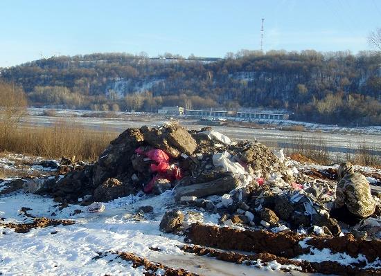 Нелегальная масштабная свалка выявлена в водоохранной зоне Оки Нижнего Новгорода
