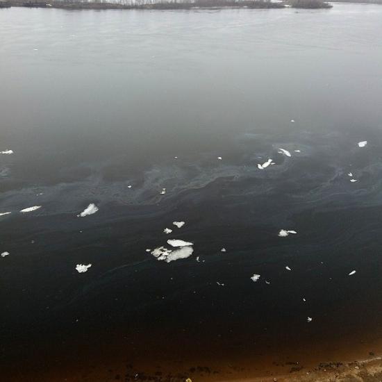 Нефтепродуктами снова загрязнена Волга возле Нижнего Новгорода