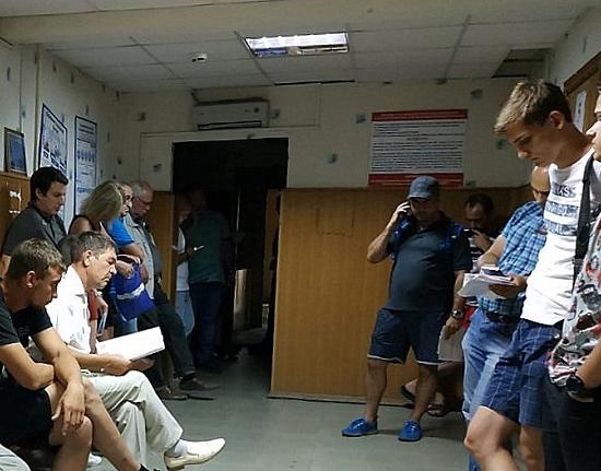 Нижегородцы, задыхаясь в отделе ГИБДД на Родионова, вскипели: почему их так мучают?