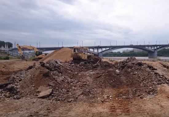 Строительные отходы закапывают на Нижне-Волжской набережной в Нижнем Новгороде