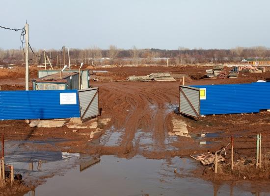Грязь распространяют на дороге грузовики застройщика яхт-клуба на Гребном канале в Нижнем Новгороде
