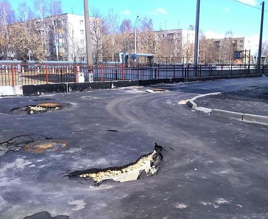 Горадминистрация Нижнего Новгорода была не в курсе, что сдан в эксплуатацию дом с провалившимся асфальтом на дороге
