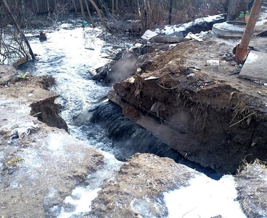 Садовые участки залиты нечистотами в результате аварии на коллекторе в Нижнем Новгороде