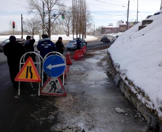 Вода сочится из-под подпорной стенки склона на Георгиевском съезде в Нижнем Новгороде