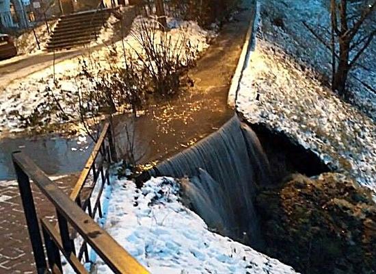Чиновники отрицают угрозу обрушения моста в связи прорывом трубопровода на Федоровского в Нижнем Новгороде