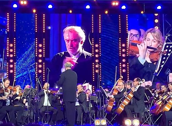 Симфонический оркестр под управлением Гергиева дал концерт в цехе Горьковского автозавода