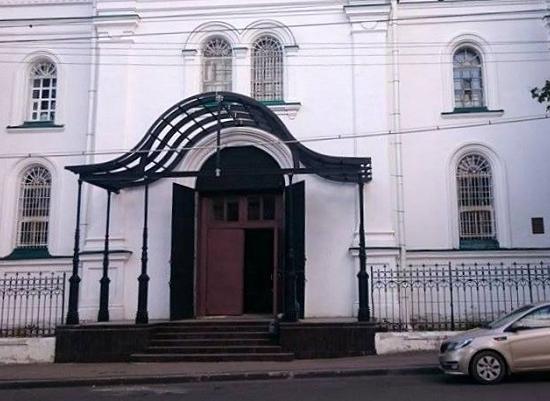 Новодельный козырек вместо аутентичного установлен на паперти Вознесенской церкви Нижнего Новгорода