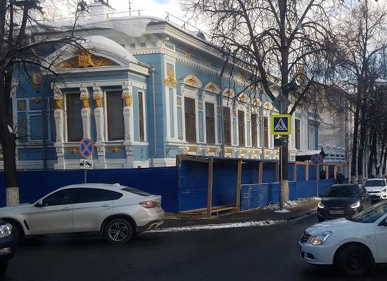 После реставрации снова окружен строительным забором литературный музей им.Горького в Нижнем Новгороде 