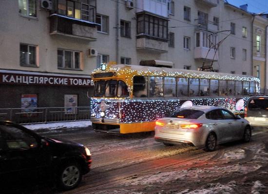 Новогодний трамвай под управлением Деда Мороза начал курсировать в центре Нижнего Новгорода