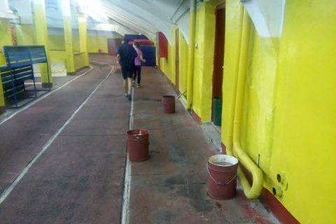 Нижегородцы тренируются среди ведер, куда стекает с кровли вода, на стадионе «Локомотив»